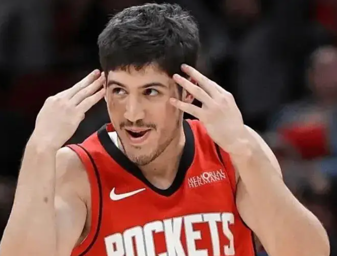 如果赛季初就练的是小谢，让阿门打辅助，可能早就打造出阿杜以外的一套体系现在阿杜