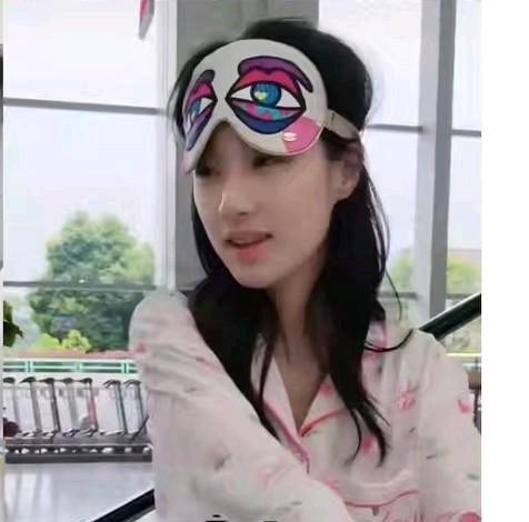 短剧女王王小亿被喷上热搜不是什么大事但是也有点让人不适王小亿在机场过安检的