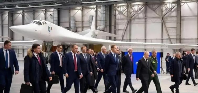 普京参观图-160制造厂，出现罕见一幕：够中国至少追赶二十年。很多人可能没概