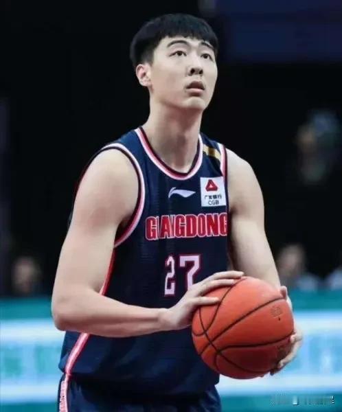 两张截然相反的选择！张文逸：拒绝其他球队的高薪邀约，继续与广东宏远签约张明池