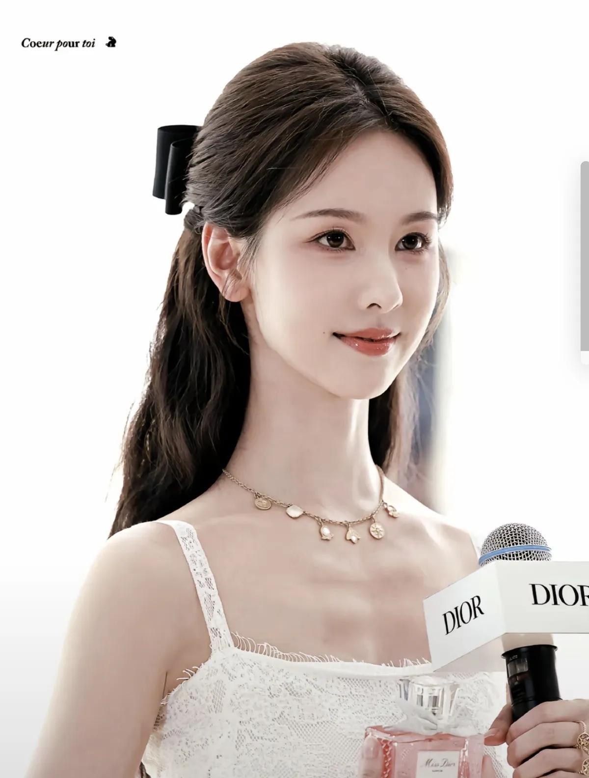 陈都灵这样的白月光清冷系美貌在娱乐圈真是少见[赞]感觉嘟嘟长的特别嫩，真的嘟嘟的