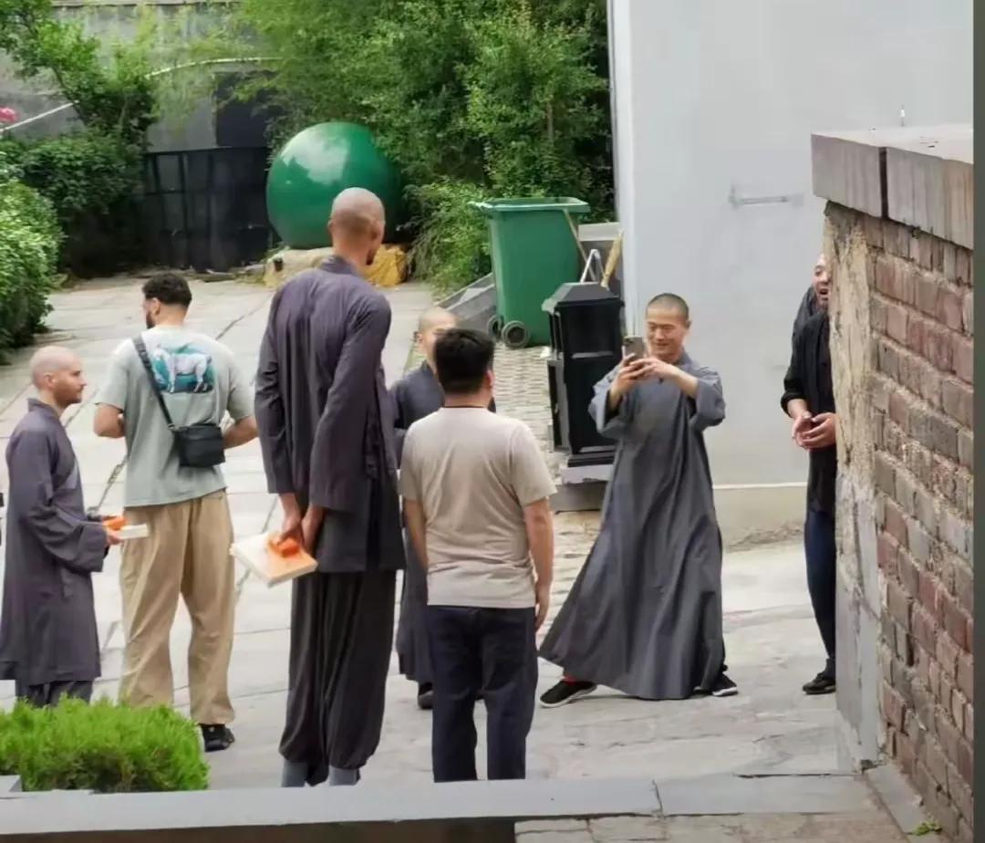 文班亚马太无奈了，因为对少林文化感兴趣，跑去少林寺修行10天，为此还让随行人员提