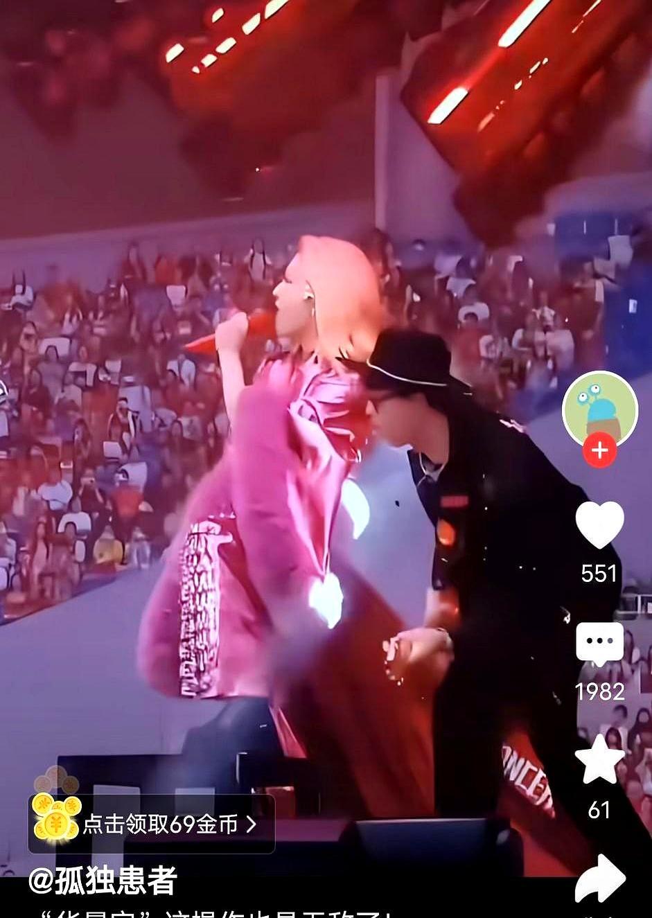 为了抢刀郎的演唱会门票，有人定了8个闹钟喊3个朋友帮忙，最后连付款界面都没挤进去