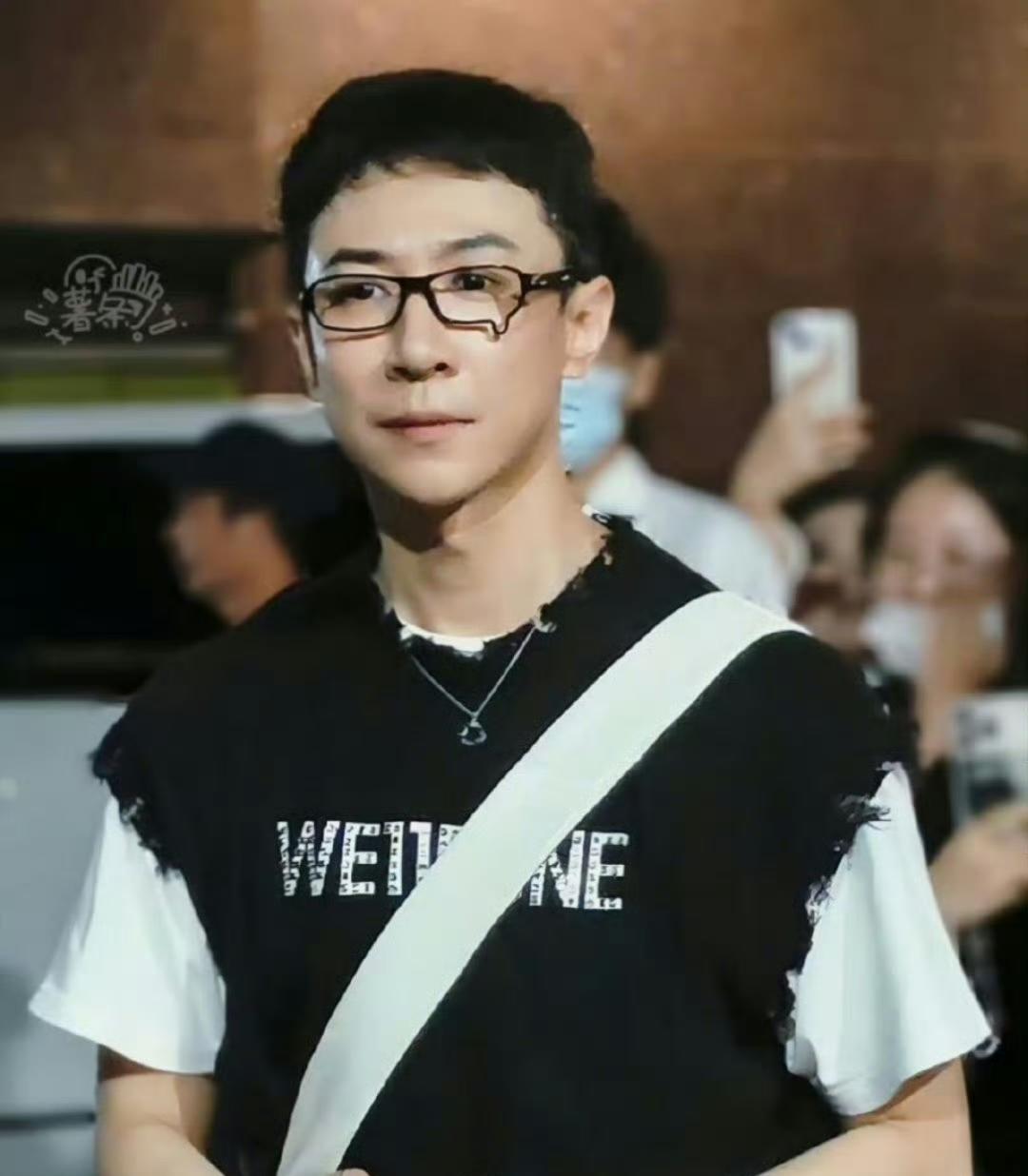 我猜测，张维伊这次换装一定是有高人指点。不信你看他现在改变的不仅仅是发型，就