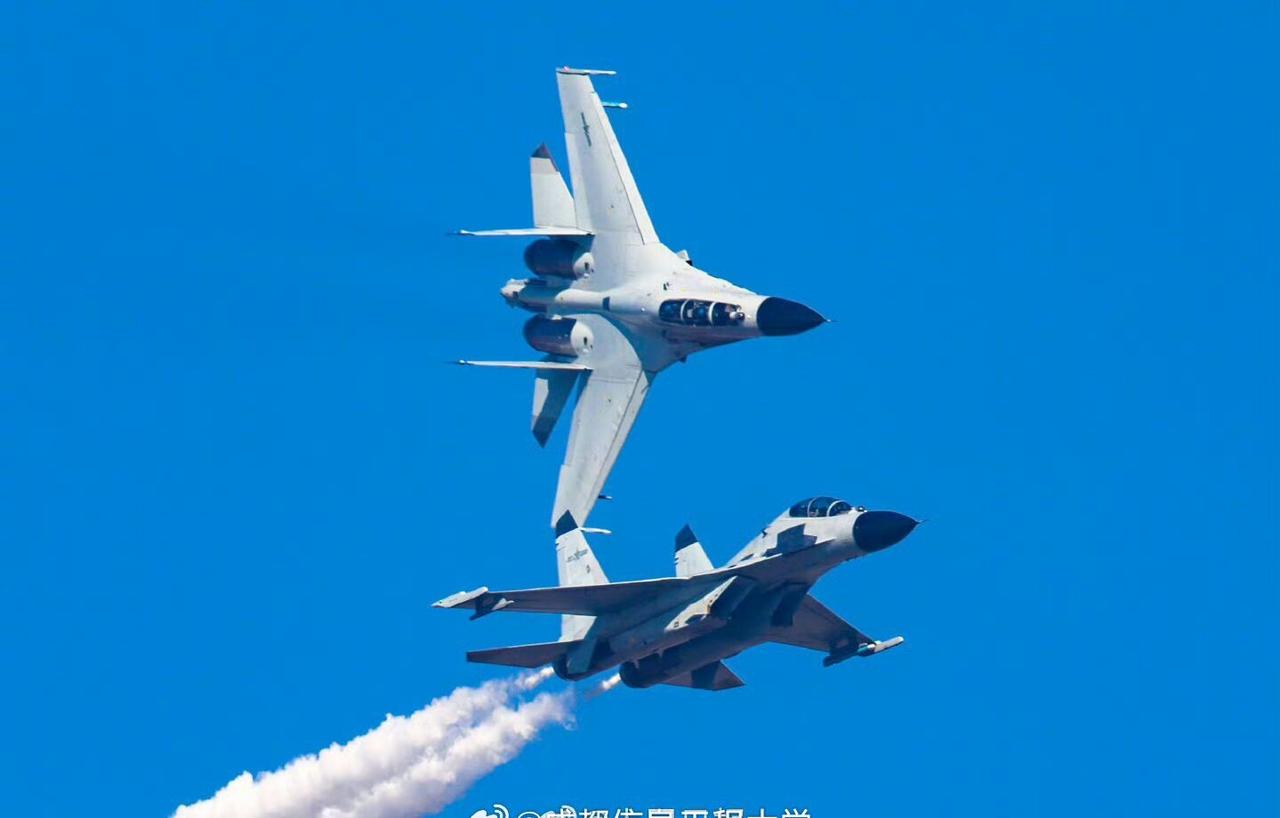 战鹰啸长空，国威震九霄银翼凌云起，尾焰耀山河每一次掠空，都是中国力量的铿锵宣