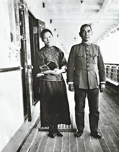1925年，孙中山临终前，突然握住宋庆龄的手安慰说：“亲爱的，别伤心，我的遗产全