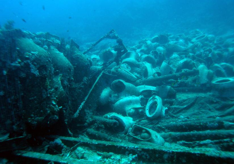 绵延2500公里的繁茂生命绿洲、近万米海沟的神秘滑行生物……时至今日，人类