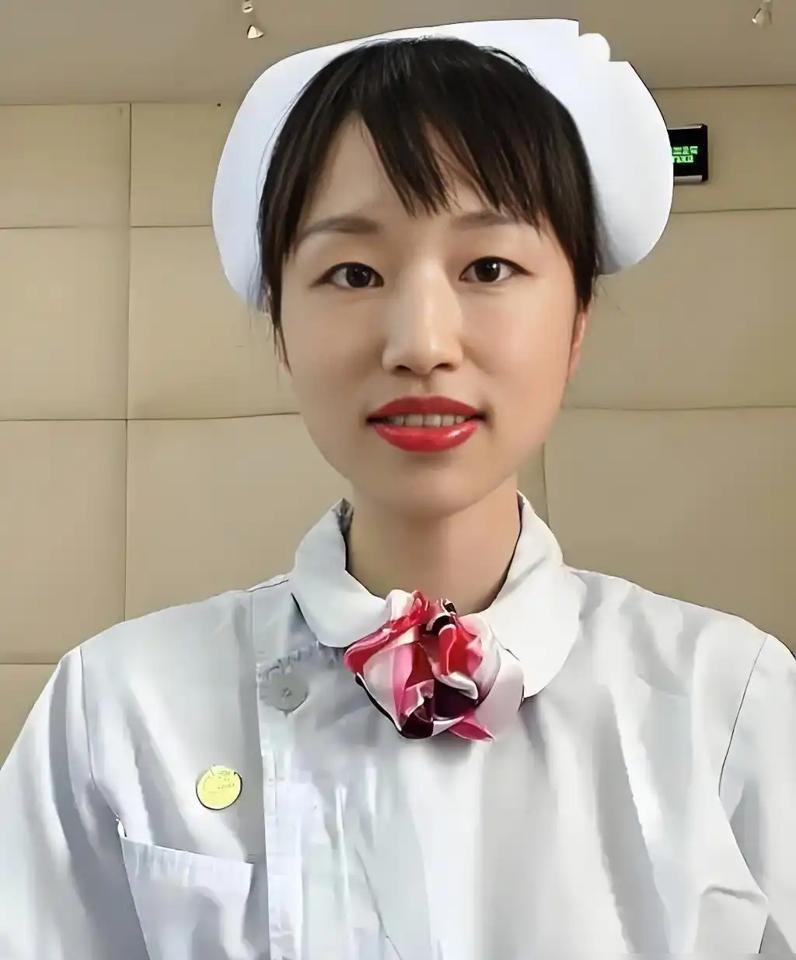 张水华被361度解约，银行卡当场扣走7万违约金。50天后，特步包下北京三里屯最大