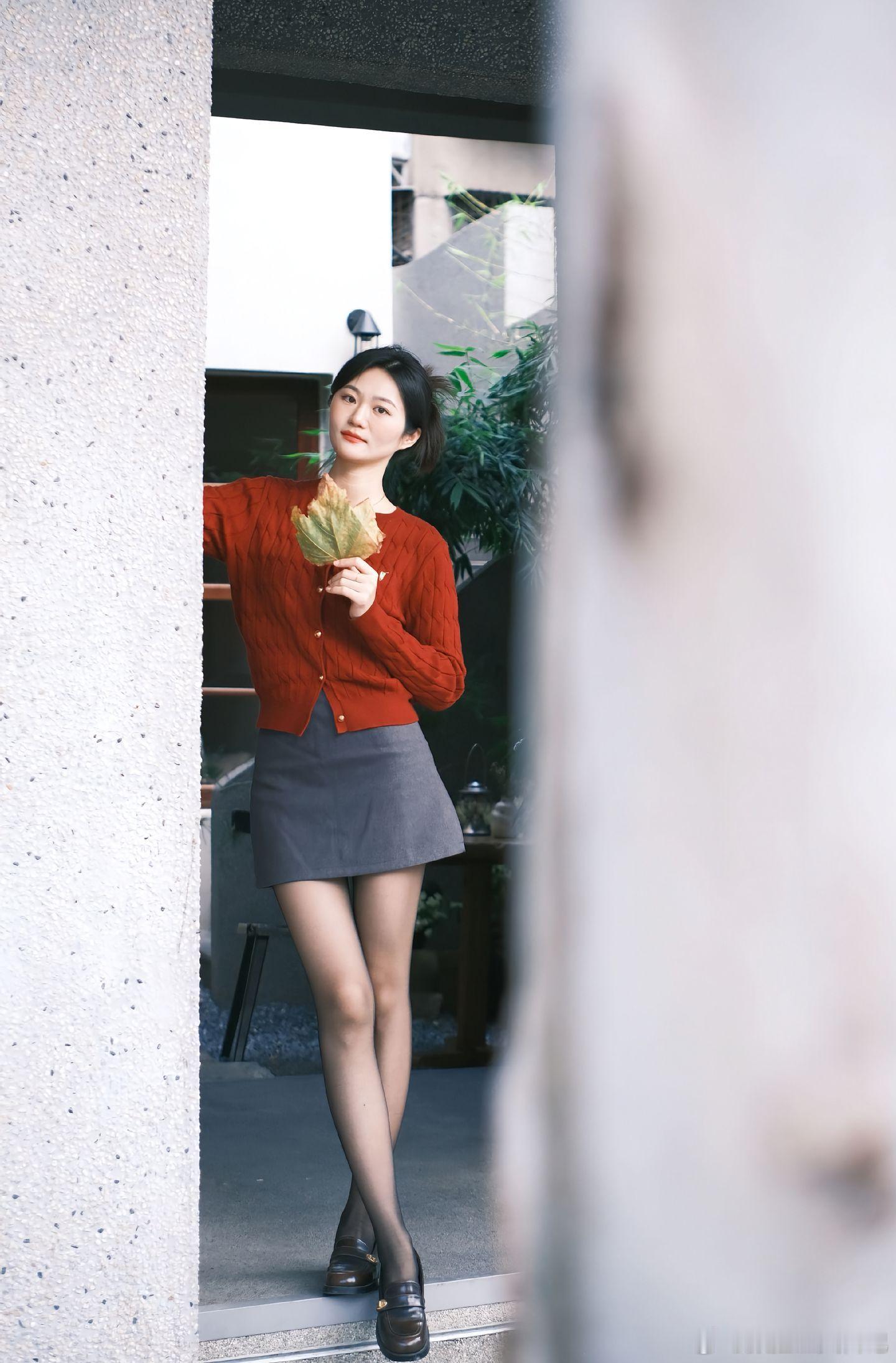 街拍朴素的女孩美女绘梦长廊