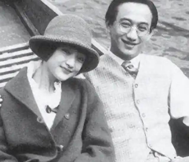 虽然徐志摩嫌弃张幼仪土气，但晚上却仍然跟她行“夫妻”之事，张幼仪晚年也曾回忆说：