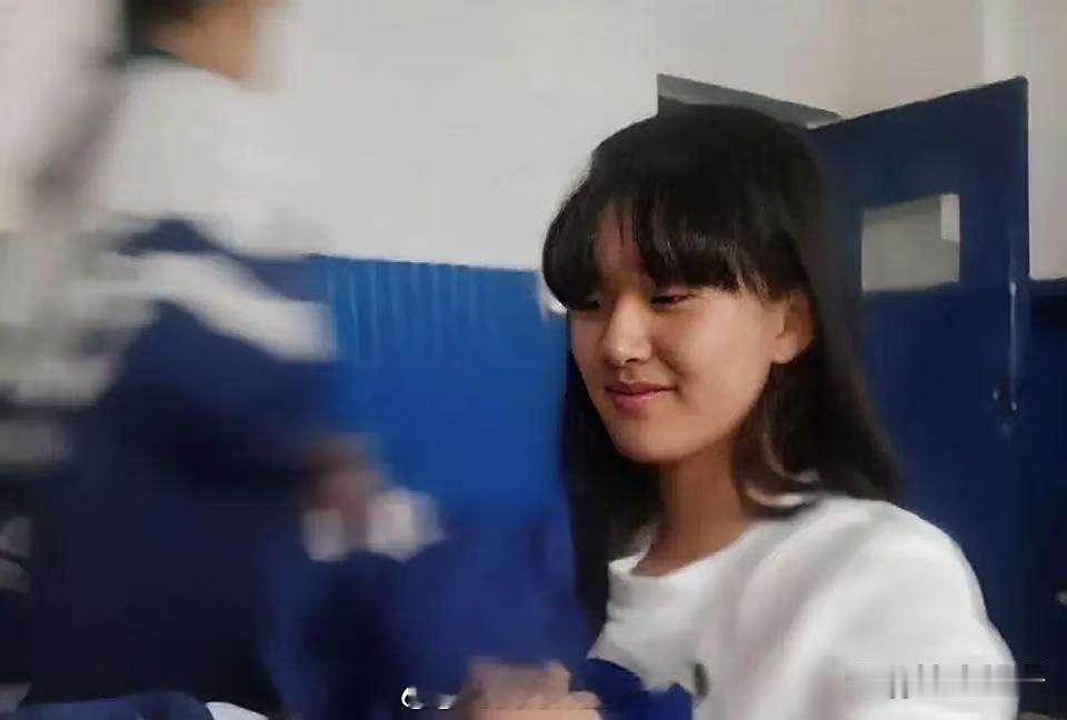 赵露思中学时期照片流出，的确很美