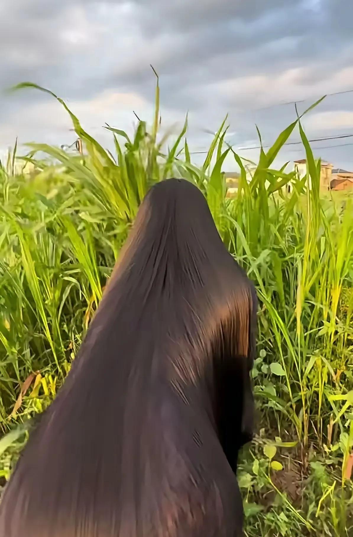 天呐，这背影好丝滑，不知道这丝滑的背影是美女，还是俊马，妥妥的分不清。应该是美女