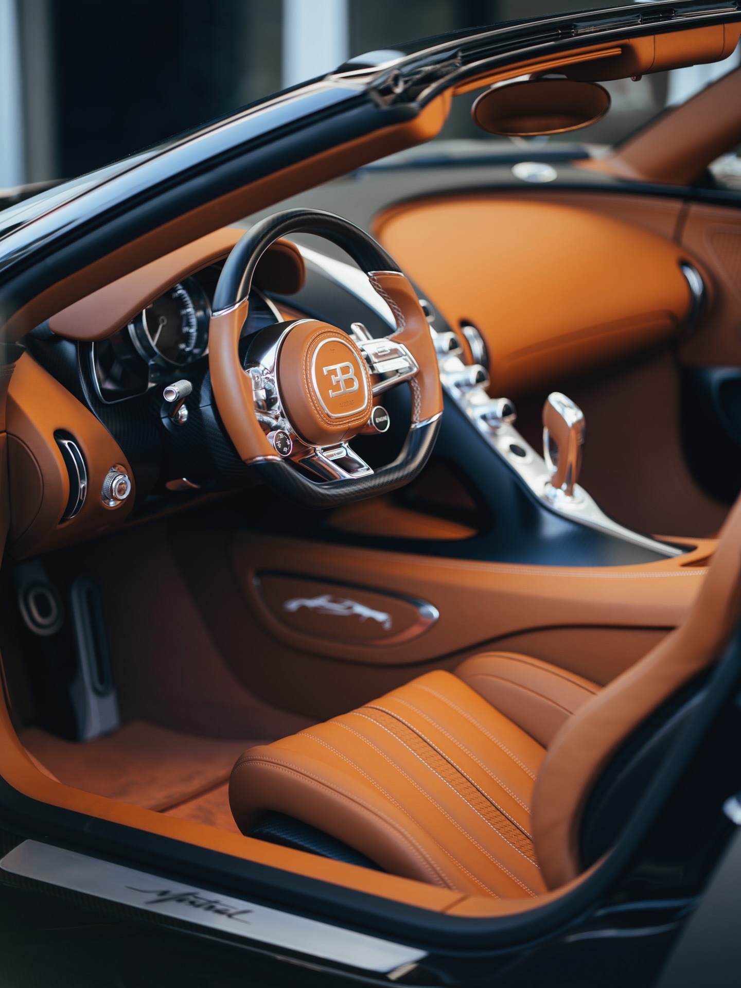 这辆布加迪Mistral近期交付给了一位神秘老客户银色搭配棕色的配置是特意挑选的