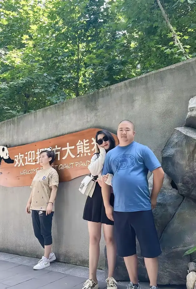 谁会p图？能不能把旁边的大姐p掉？