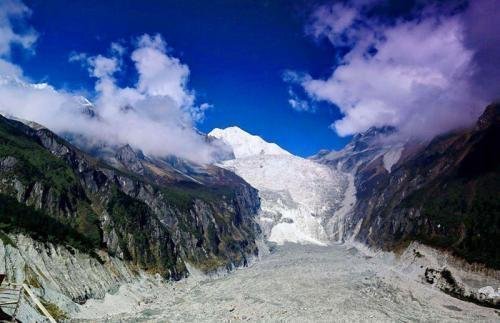 四川海螺沟，壮观的冰瀑、银装素裹的森林、神秘的日照金山！