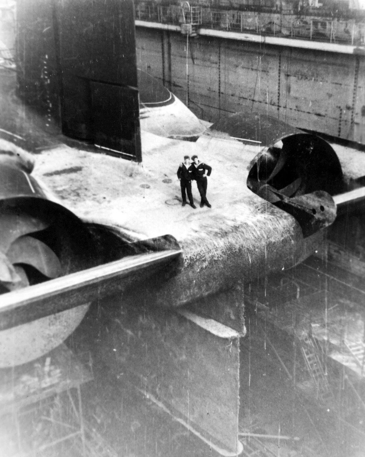 在台风级潜艇尾翼上留影的苏联水兵