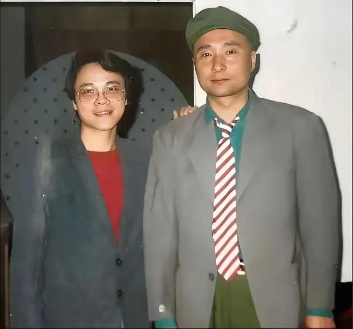 这张照片是陈佩斯80年代和一位友人的合照，因为看他穿的土气好笑以为是剧照，其实根