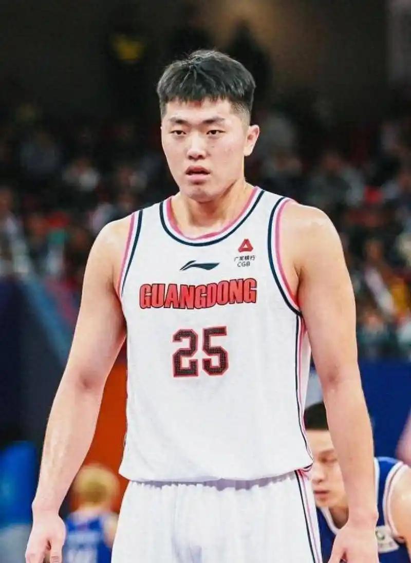 张皓嘉措手不及！据广东体育媒体人透露，由于张皓嘉连续两场热身赛表现不佳，赛后