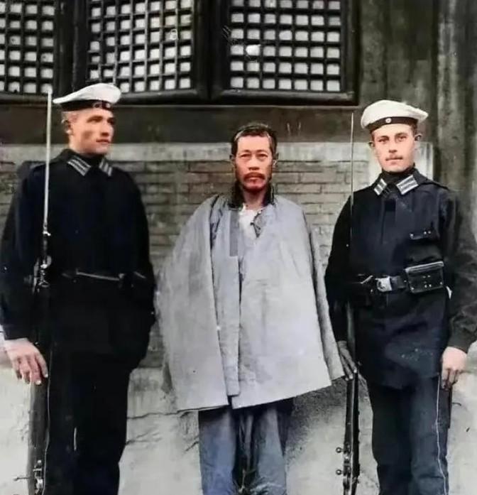这是晚清神机营霆字枪队章京恩海的临刑照，他因射杀肆意杀害中国百姓的德国公使而被处