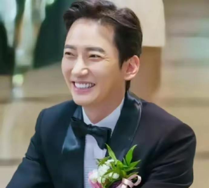 公司老板刘建国，两天前刚跑完马拉松。在杭州高架桥上驾车时心梗离世，年仅45岁。家