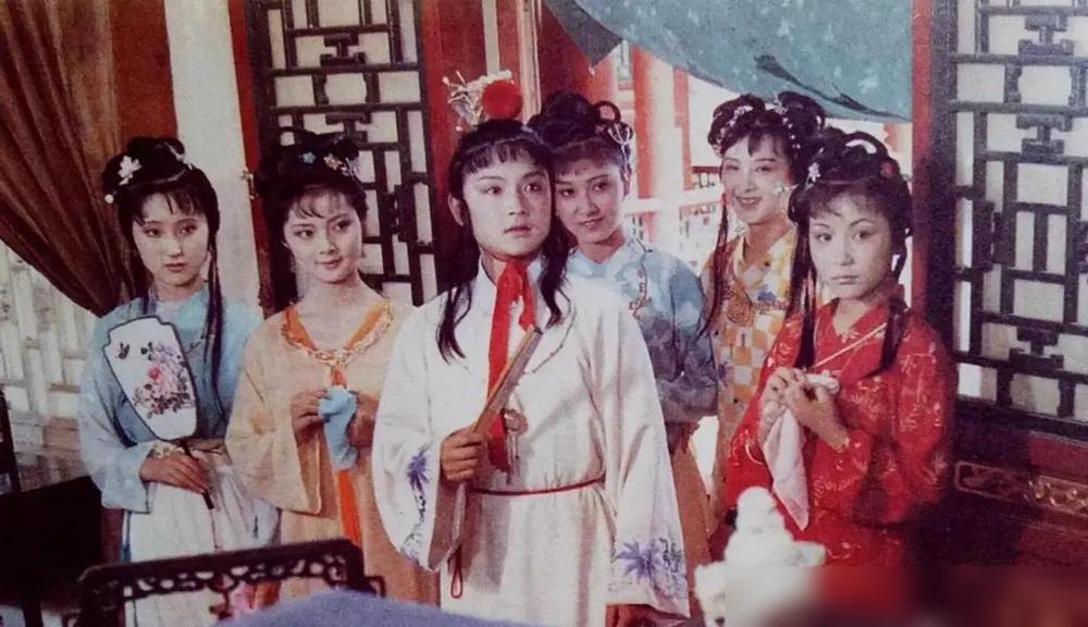 1987年，央视版《红楼梦》首播被骂惨了。观众写信投诉林黛玉葬花“太好看，不够惨
