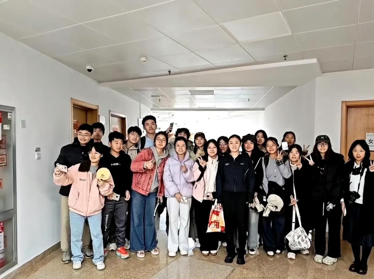 陈梦闪现山大学校训练!虽然恢复训练时间并不长,但她一站到球台旁仿佛就进入到了竞