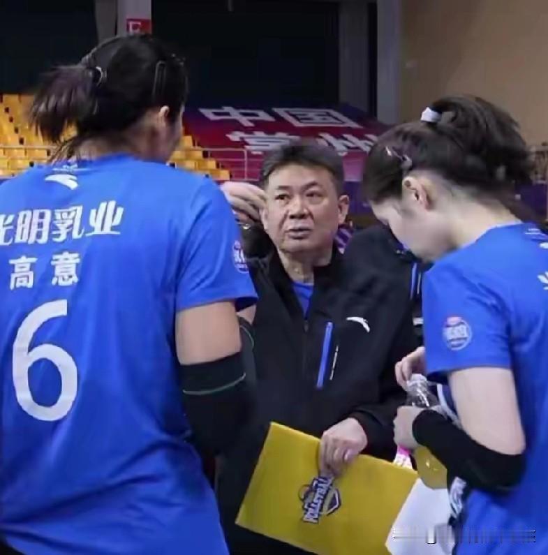 新一轮女排超级联赛的赛场上，辽宁女排是迎来了本赛季夺冠的最大热门上海光明优倍女排