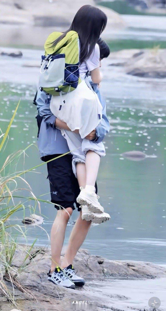 周柯宇姐姐我想弹吉他周柯宇简直是行走的甜宠剧男主！剧外找陈妍希学吉他，保证天