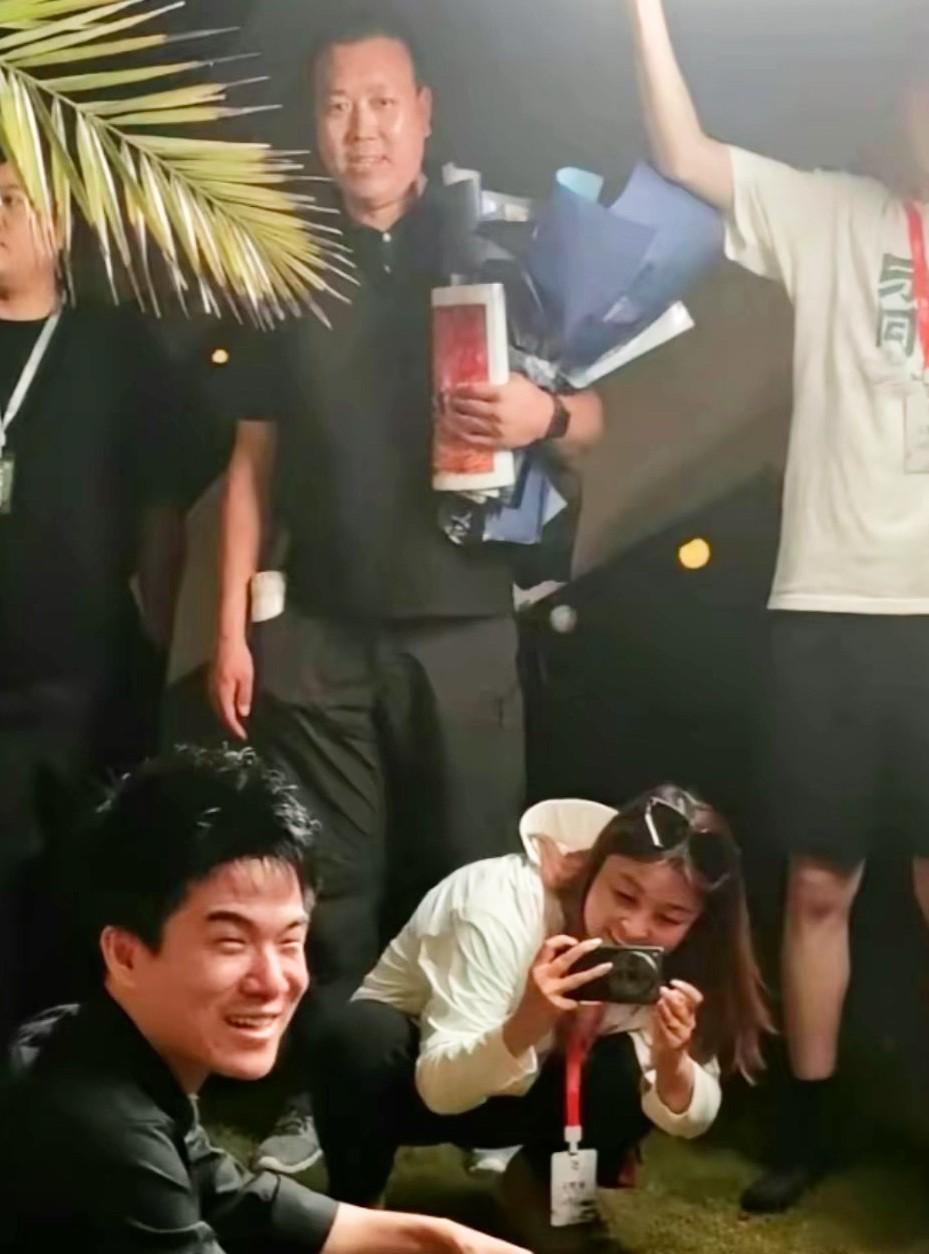 这张照片董宇辉、成林、刘队都在笑，谁也没说话，但仿佛都在说话。刘队：我老板就是