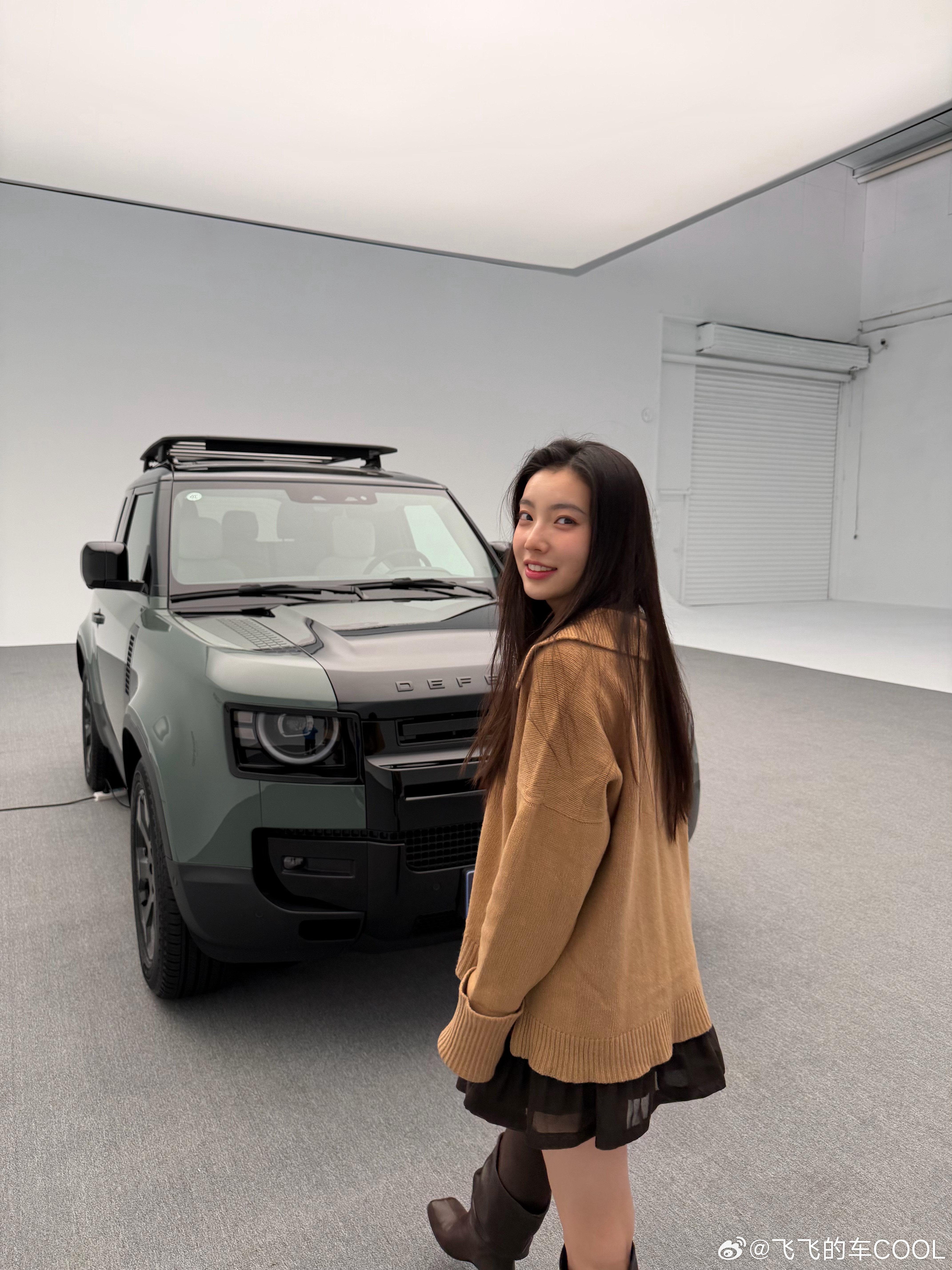 新揽胜和新卫士我都挺喜欢的，但是我个人会更倾向于新揽胜。新的AB款配置介于创世和