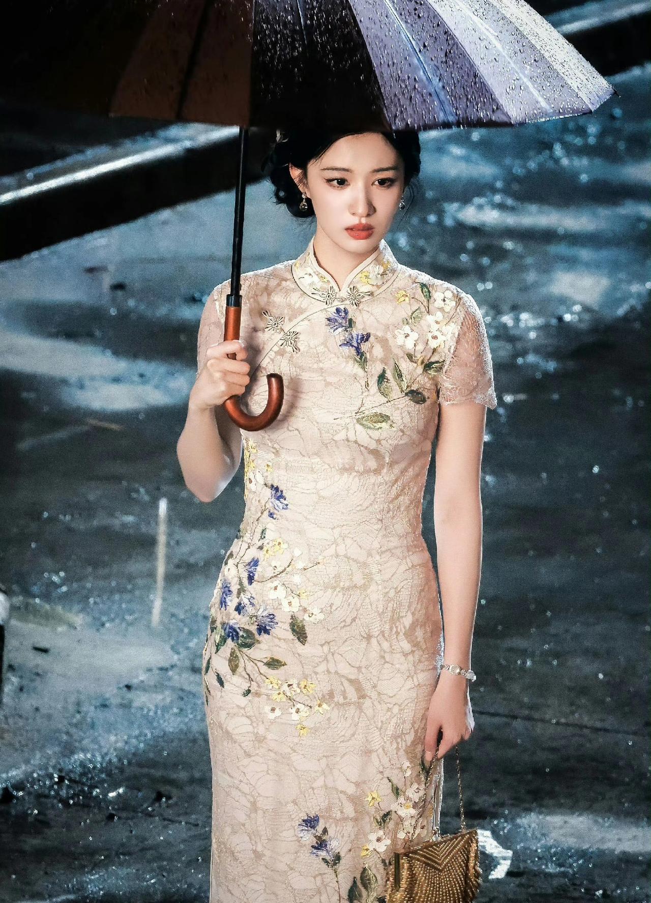 最近刷到个旗袍造型。不是那种紧绷绷的刻意。是真的像从老画报里走出来的。王楚