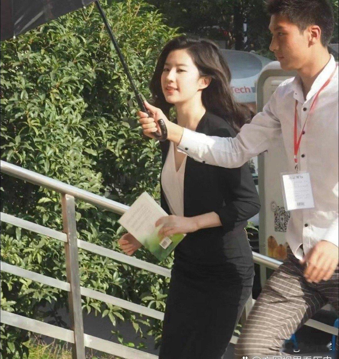刘亦菲‎‍‍真是街拍扛把子‌，哪怕就是路人随‏‌‌手‏一拍﻿，照样出片，颜‎值根