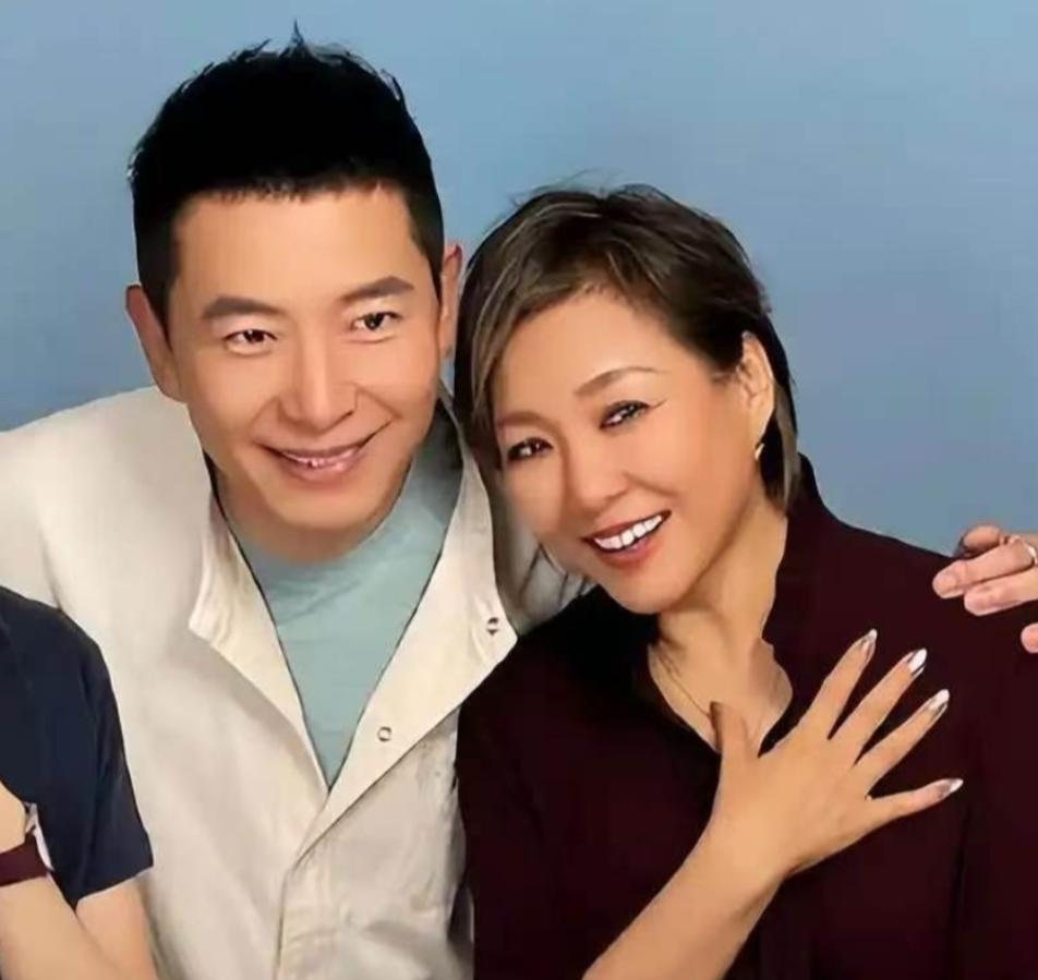 今年过年李静一个人飞去了泰国清迈陪戴军过年，俩人牵着手在街头漫步，李静穿着玫红色