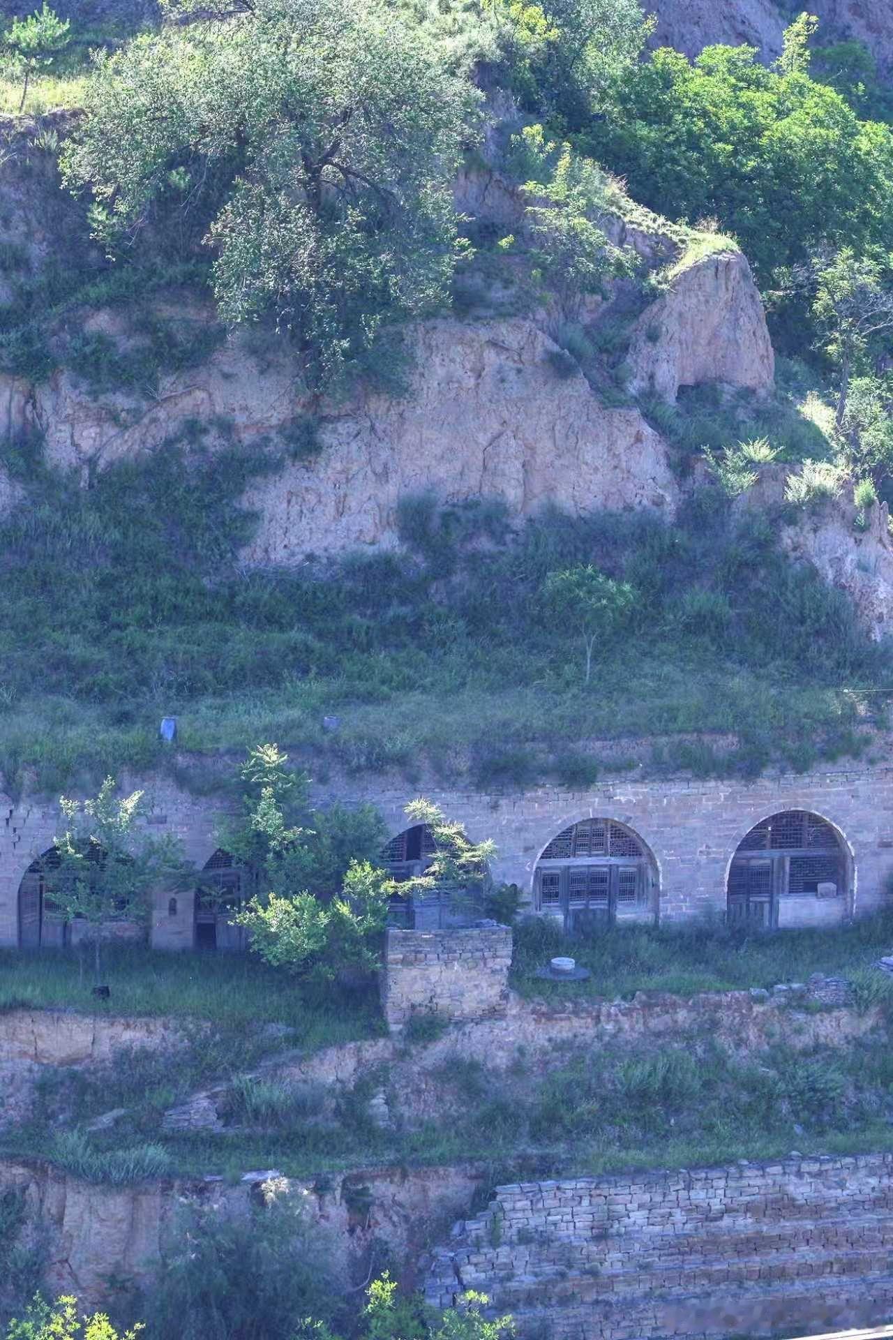 在山西吕梁的黄土坡上，藏着一座被时光偏爱的窑洞秘境——李家山。11层窑洞顺着70