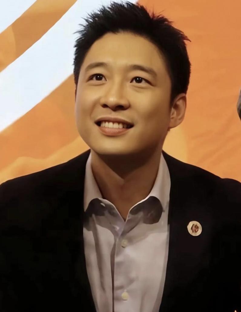 霍启山蹲在泥地上教孩子认字时，突然懂了嫂子十年坚持的意义。这个豪门长子第一次发