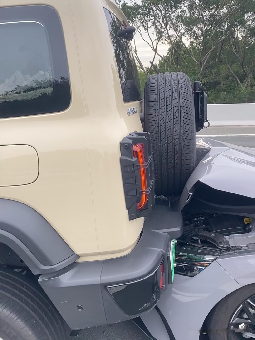 开坦克确实可以护住小命。前车急刹，疯狂踩刹车才刹住，结果后车的兄弟没刹住撞上来