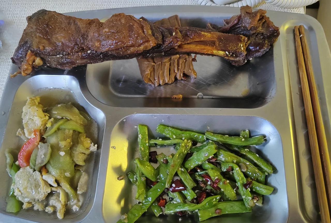 上午刚要剁羊排，被领导看到了，说上次炖的羊排不好吃，这次烤着吃吧！每个人两条，我