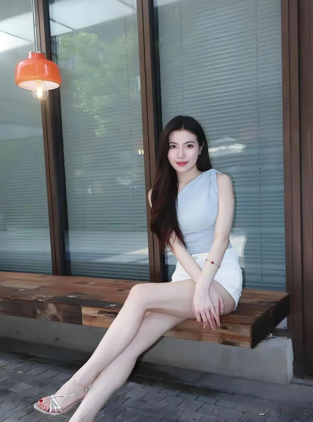 枫叶🍁|颜值穿搭：简约上衣+白色短裤+细高跟简约上衣配短裤白色长裤搭配高腰