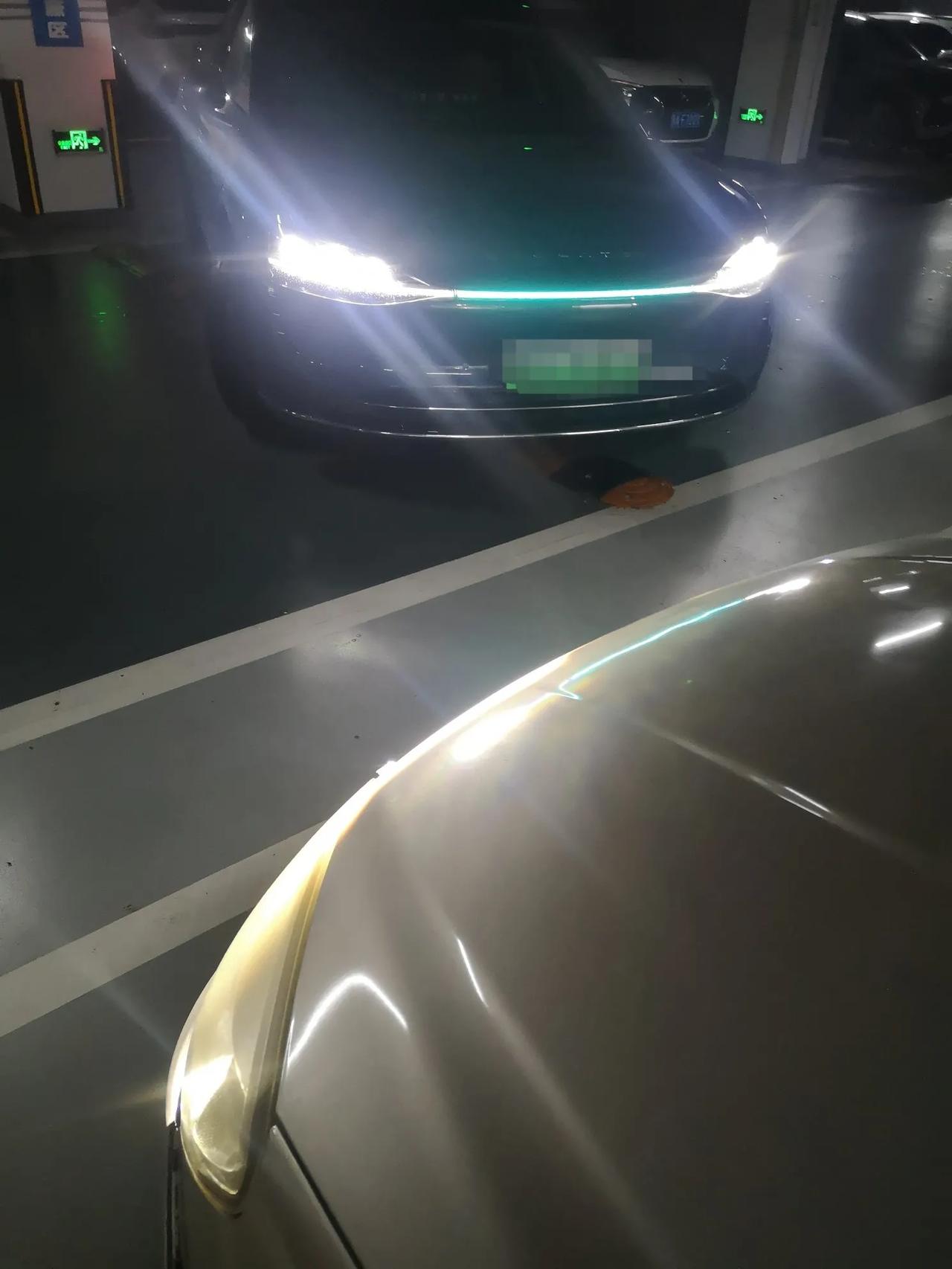 酒店车库，偶遇一台享界S9开着小蓝灯泊车，靠柱子的车位，两把搞定，丝滑流畅，毫无