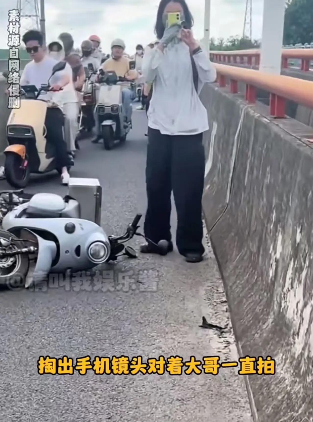 什么样的家庭能教出这样的人？上海早高峰，车水马龙，每个人都行色匆匆。一位大哥骑