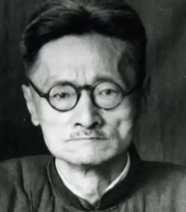 1928年11月，蒋介石到安徽大学视察，与时任安徽大学校长刘文典吵架，蒋介石狠狠