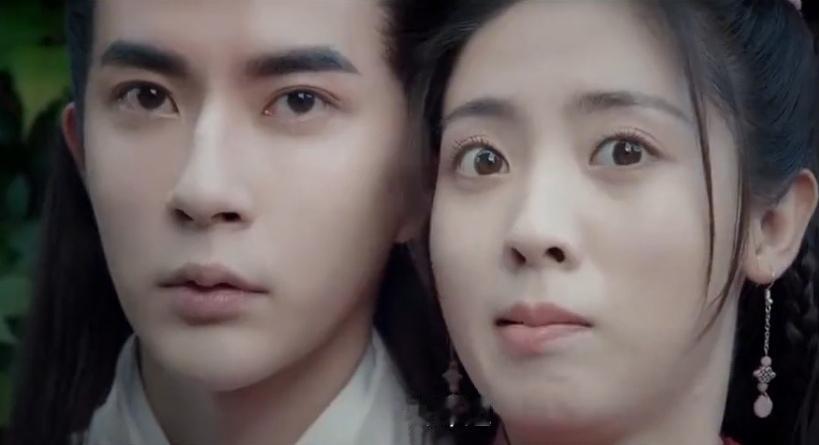 他的外形条件，实在是亮眼到有些“犯规”——哪怕与合作的女演员同框，也总能轻易成为