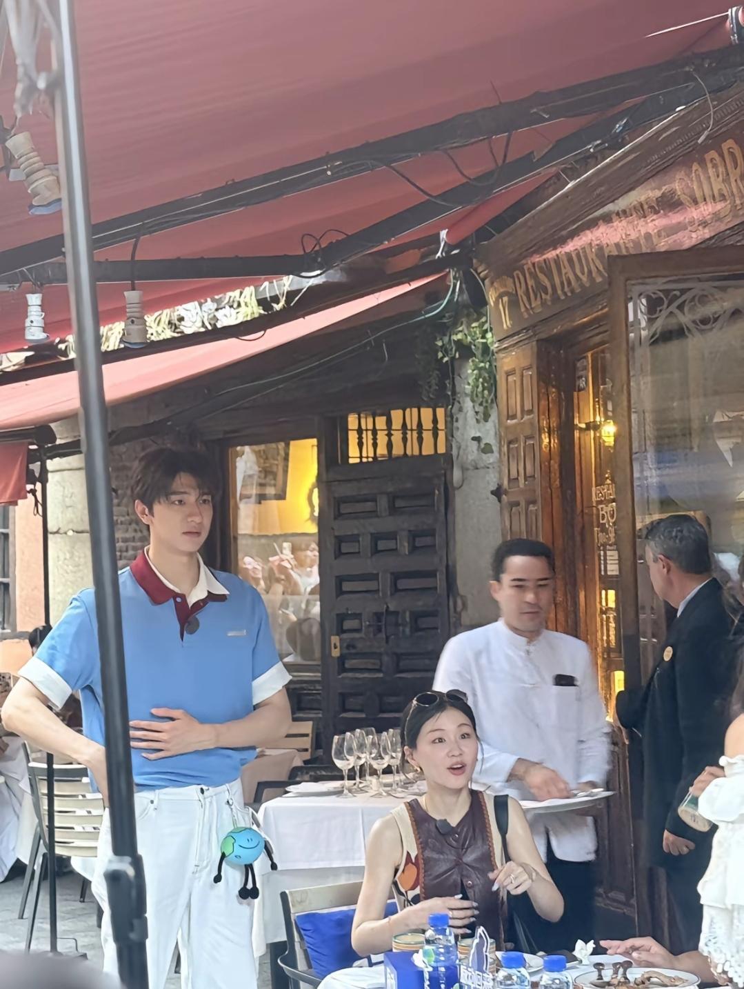 金婧是娱乐圈里的丑角，就是这样一个丑角，放在生活中已经是大美女了，可见娱乐圈的演