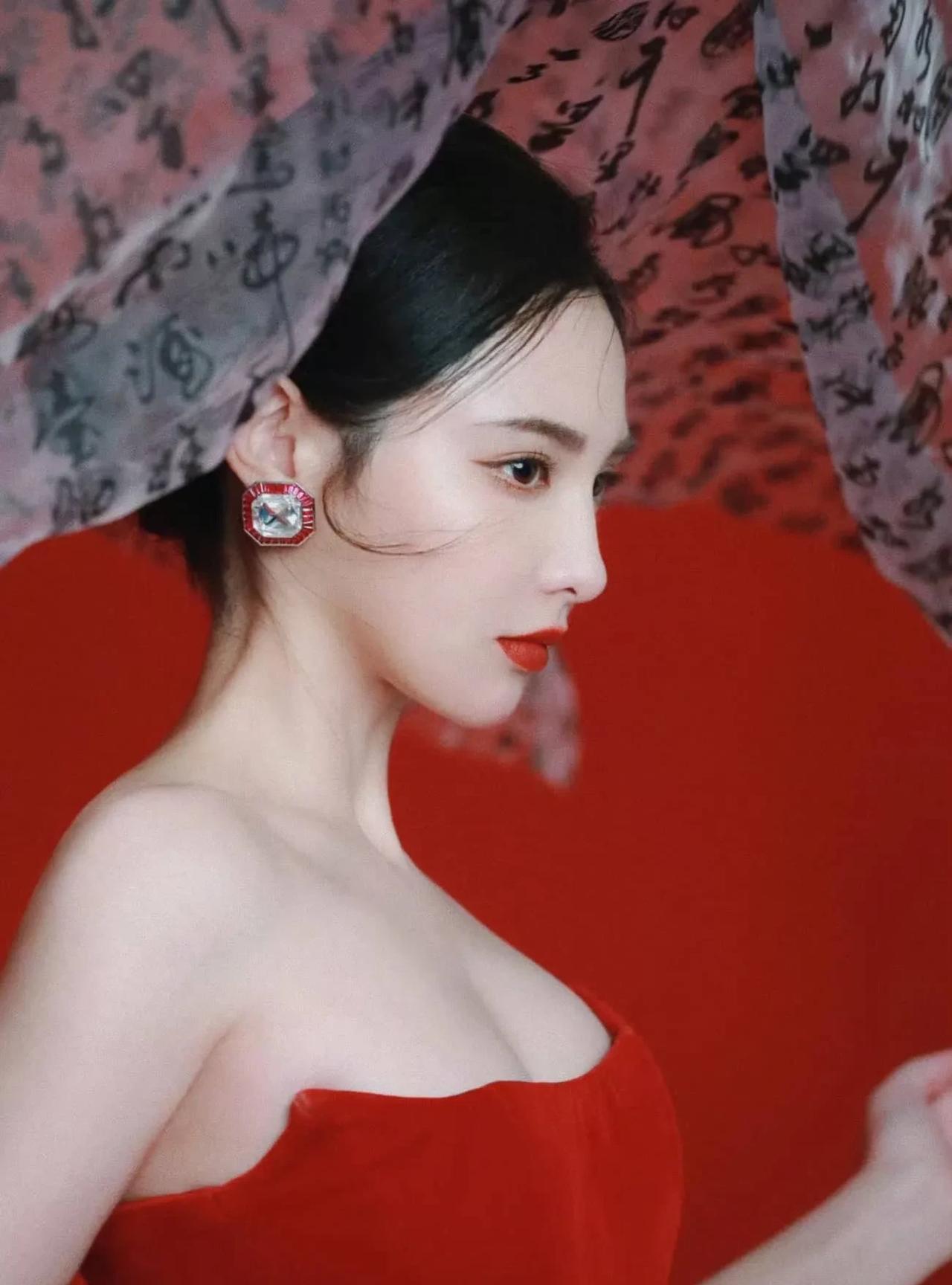 彭小苒一袭红裙杀疯了！抹胸勾勒傲人曲线，墨纱遮面美到开挂，肌肤雪白似自带滤镜，这