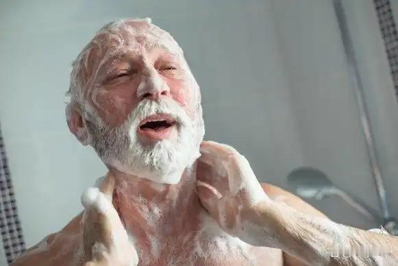 天气冷，多久洗一次澡比较好？为了身体健康，老人洗澡要做好5点邻居王爷爷上周