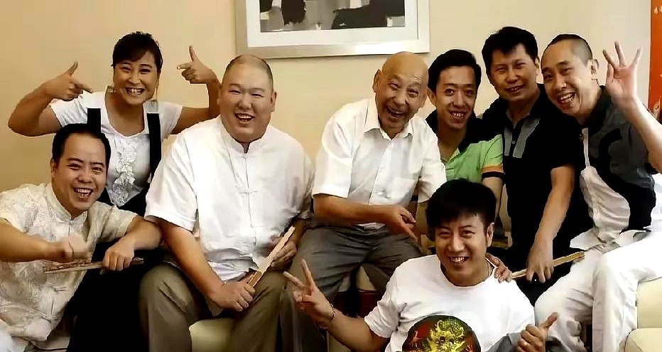 这张早年8位喜剧达人的同框照，一眼能认全的绝对是骨灰级相声迷。合影里唯一的女士是贾玲。那时候这位冯巩