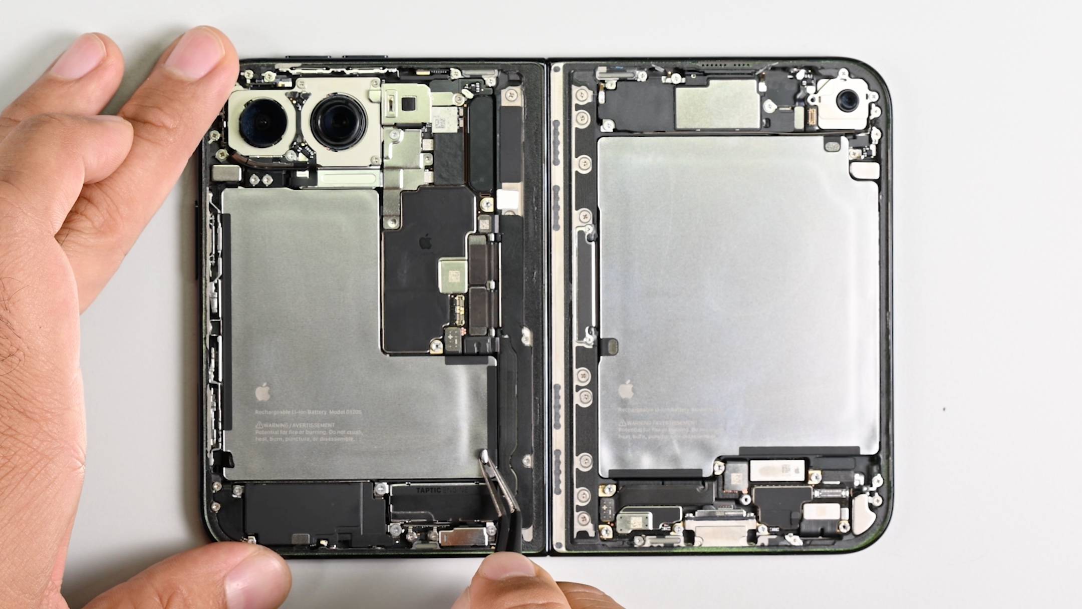 iPhone Duo 拆解: 最好修的折叠 iPhone, 就是别撕膜