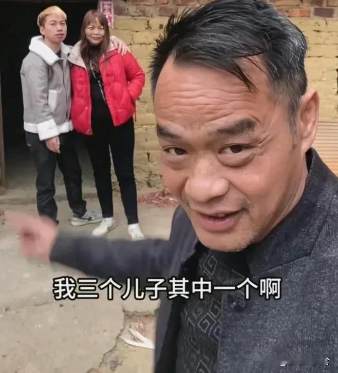 扎心了！广西一小伙过年带回个老阿姨，气坏父亲，儿子回怼：有总比没有好啊，总比光棍