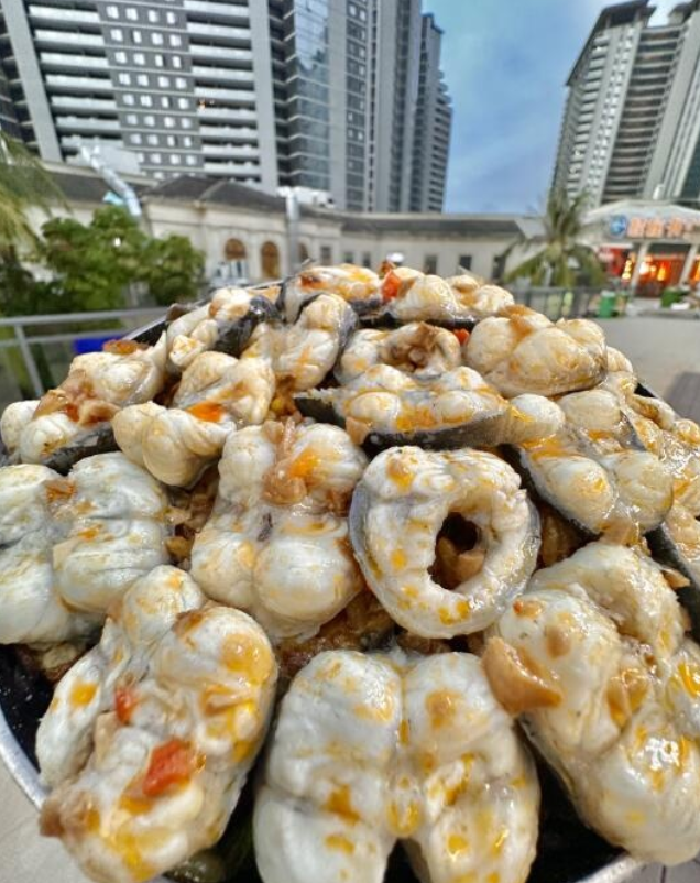 海南朋友们出来解释下！脆脆的好好吃啊！不知道是什么特色美食!