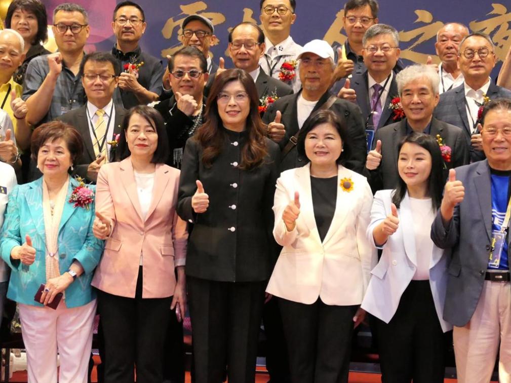 何其讽刺！郑丽文穿中山装大谈孙中山精神，5月9日晚上，国民党主席郑丽文出席了云
